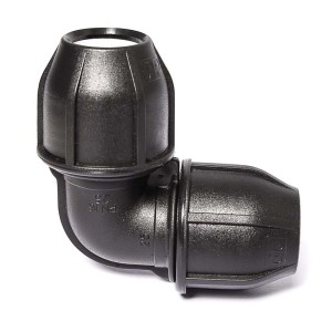 Czarny łącznik kolankowy do podziemnych systemów nawadniania.