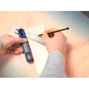 LUX Kątownik plastikowy 240 mm Classic w użyciu: Zaznaczanie kąta ołówkiem.