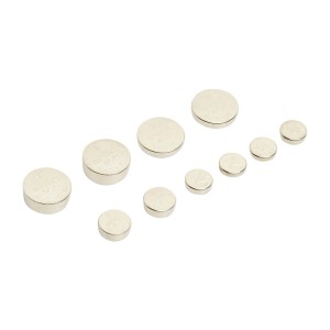 Zestaw baterii guzikowych w różnych rozmiarach, odpowiedni do zegarków, zabawek i latarek.