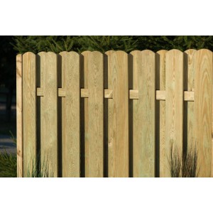 Drewniany panel ogrodzeniowy z zaokrąglonymi krawędziami. Idealny do naturalnego projektowania ogrodu.