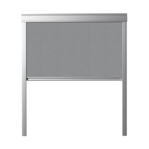 Okno dachowe t.b.t., szara roleta w ramie.