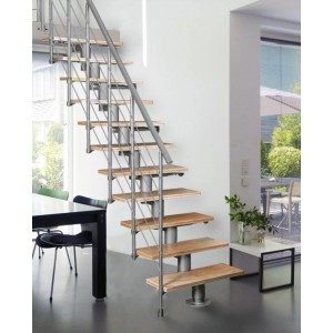 t.b.t. Schody wewnętrzne z drewnianymi stopniami i metalową barierką w salonie.