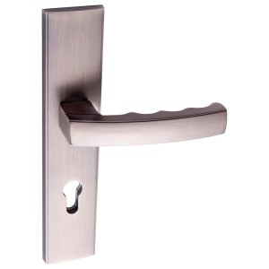 Klamka do drzwi t.b.t. metalowa, szczotkowana, do drzwi wewnętrznych.