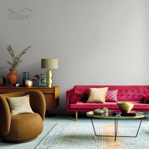 Salon z szarą farbą na ścianie. Kolorowe farby do ścian dla pięknego domu.