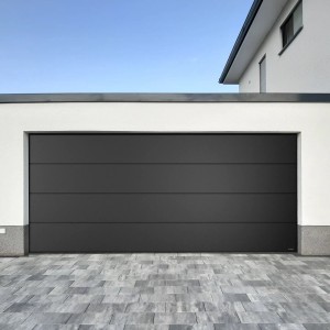 Nowoczesna, szara brama garażowa t.b.t. z poziomymi liniami na tle białej fasady.