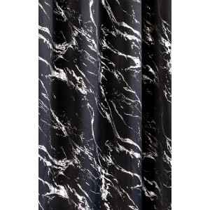 Dekoracyjna czarna zasłona we wzór marmuru do dekoracji okien.