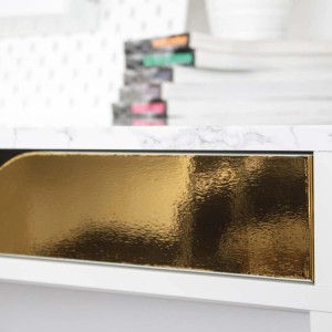 Folia samoprzylepna d-c-fix złoty połysk na szufladzie, 45x150 cm.