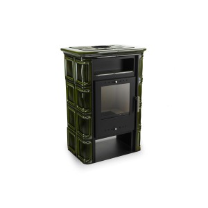 Zielony piec kaflowy z czarnymi drzwiami i półką. Kominek dla przytulnego ciepła.