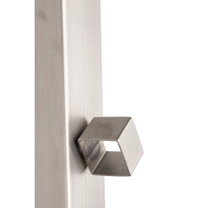 Zbliżenie metalowej balustrady t.b.t. z kwadratowym elementem.