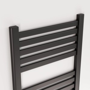 Zbliżenie czarnego grzejnika t.b.t. z poziomymi elementami grzejnymi.