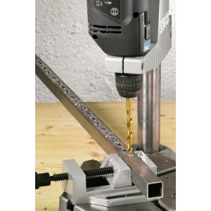 Wiertło spiralne LUX TIN (3 mm) używane na wiertarce kolumnowej do wiercenia w metalu.