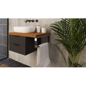 Nowoczesny zestaw mebli łazienkowych t.b.t. z umywalką nablatową, drewnianym blatem i wieszakiem na ręczniki.