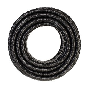 Czarny wąż t.b.t. do pielęgnacji oczka wodnego, karbowany i zwinięty.