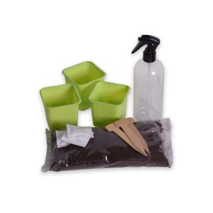 Zestaw t.b.t. z doniczkami do rozsady, butelką ze spryskiwaczem, ziemią i znacznikami.