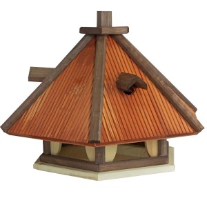 Drewniany karmnik dla ptaków z brązowym dachem do ogrodu.