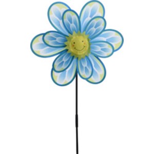 Niebieski kołek ogrodowy w kształcie kwiatu z przyjazną twarzą jako dekoracja ogrodu.