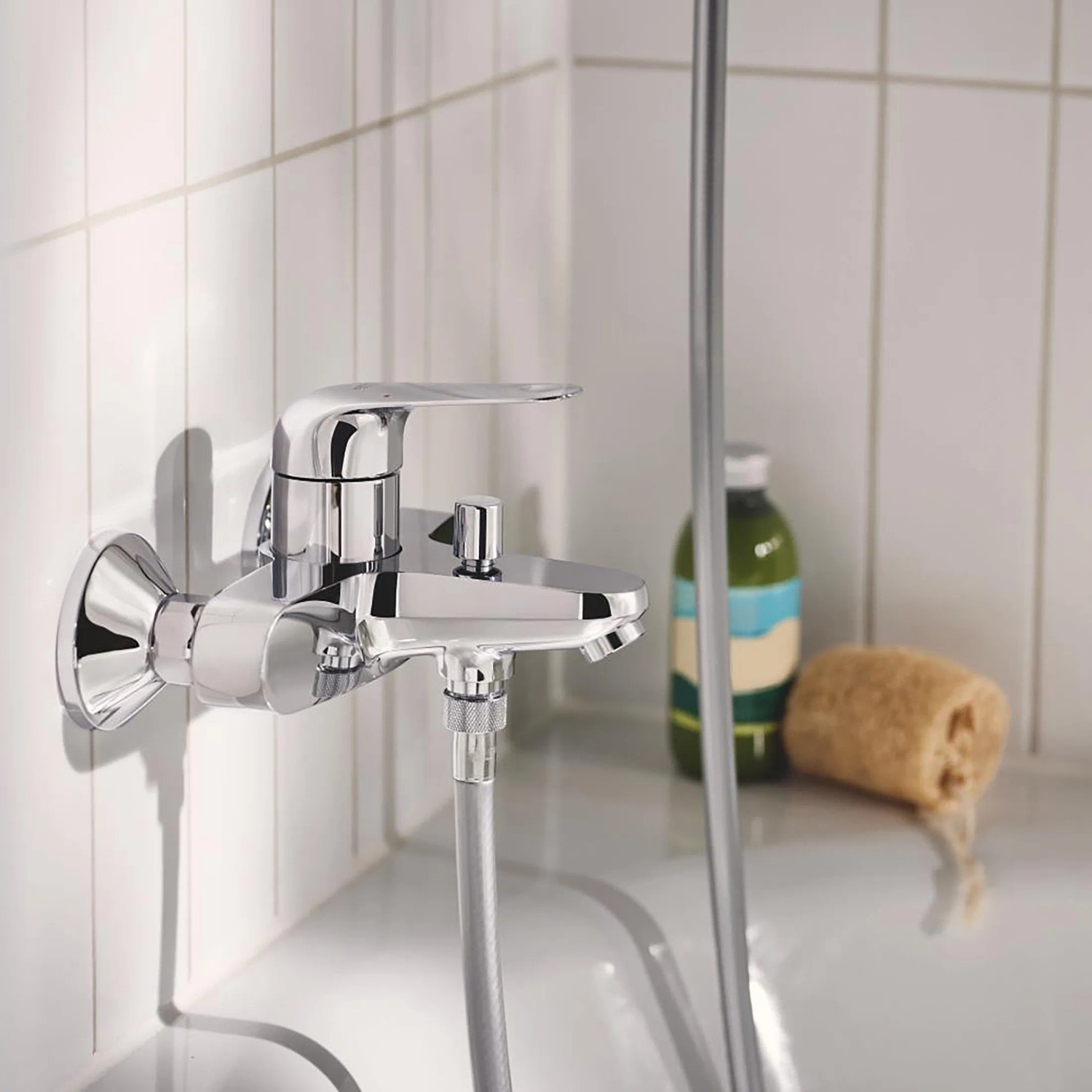 Błyszcząca bateria wannowa Grohe Swift, chrom, montaż ścienny. Bateria wannowa z wężem prysznicowym.