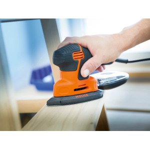 Szlifierka Black+Decker Mouse z nakładką ścierną K120 podczas pracy na drewnie.