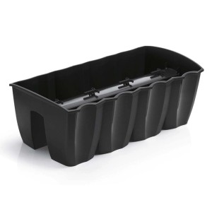 Czarna skrzynka na kwiaty t.b.t. do ogrodu lub na balkon.