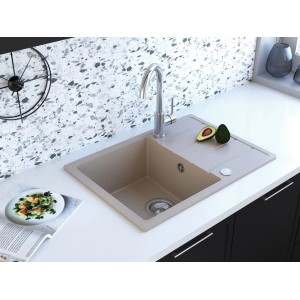 Beżowy zlewozmywak granitowy z ociekaczem i baterią w nowoczesnej kuchni.