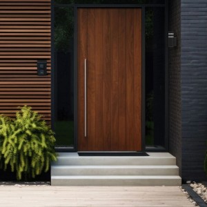 Nowoczesne drewniane drzwi wejściowe z długim uchwytem i bocznym oknem.