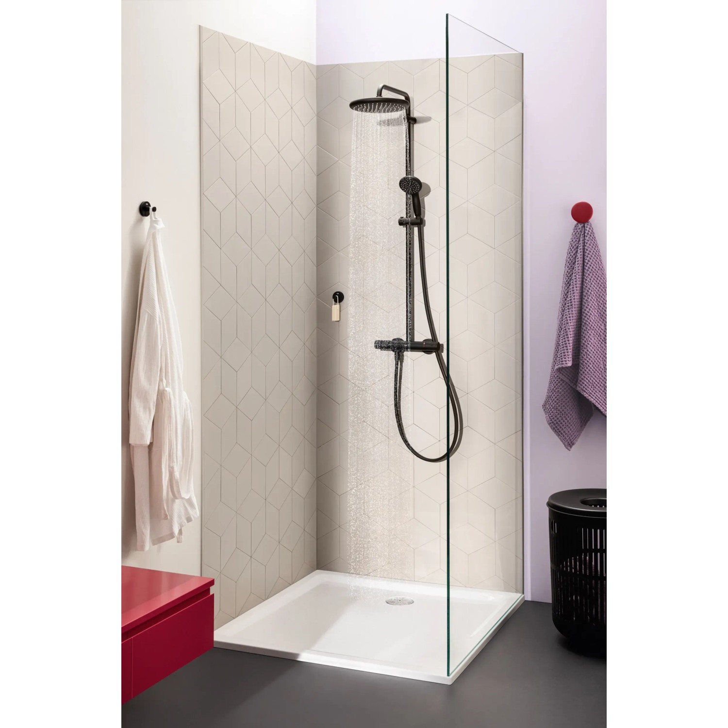 Czarny system prysznicowy Grohe QuickFix Vitalio Start 250 z termostatem w nowoczesnym prysznicu.