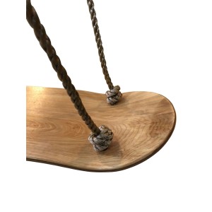 Drewniana huśtawka z linowym zawieszeniem do ogrodu lub wnętrz.