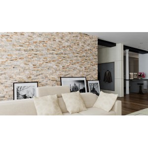 Salon z okładziną ścienną imitującą kamień i beżową sofą.