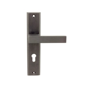 Klamka do drzwi t.b.t. metalowa, kwadratowa, do drzwi wewnętrznych.