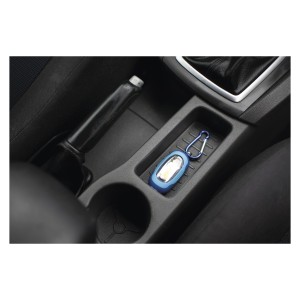 Niebieska mini latarka t.b.t. z karabińczykiem w schowku samochodowym.