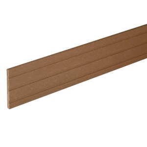 Brązowa deska tarasowa t.b.t. z rowkowaną powierzchnią.