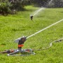 Zraszacz trawnikowy Gardena Premium z saniami w użyciu na trawniku.