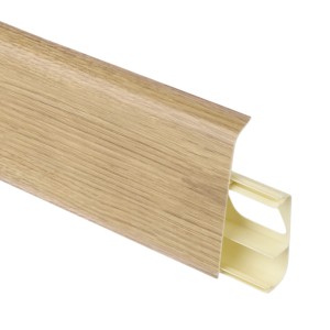 Jasna listwa przypodłogowa t.b.t. z kanałem kablowym. Wygląd drewna.
