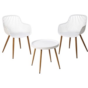 Biały zestaw mebli balkonowych: 2 krzesła i 1 stół z drewnianymi nogami.