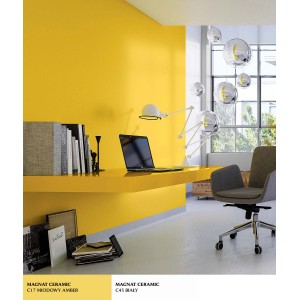 Żółta ściana pomalowana Kolorowe farby do ścian. Biurko z laptopem i meble biurowe.