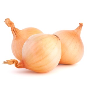 Trzy żółte cebule, świeże warzywa do kuchni.