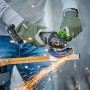 Szlifierka kątowa akumulatorowa LUX w użyciu: iskry lecą podczas szlifowania metalu.