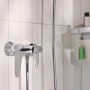 Błyszcząca chromowana bateria prysznicowa Grohe Swift z jednym uchwytem, zamontowana na białej ścianie.