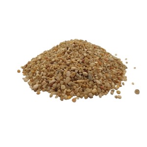 Kupa żwiru ozdobnego t.b.t. w odcieniach beżu i brązu.