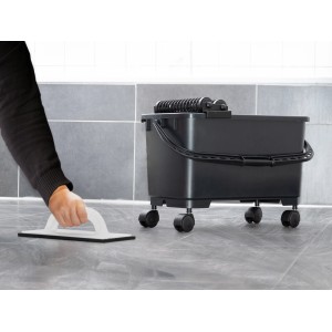 Zestaw do mycia płytek LUX Comfort z wiadrem na kółkach i packą w użyciu.