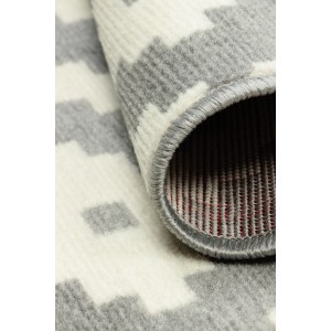 Zbliżenie: Dywan z krótkim włosiem we wzór szaro-biały.