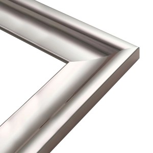 Zbliżenie lustra do garderoby t.b.t. ze srebrną ramą.