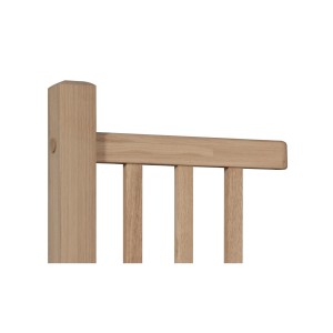 Zbliżenie jasnej drewnianej balustrady. Widoczne słupki i wypełnienia.