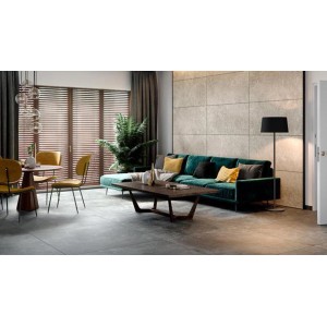 Szare płytki podłogowe t.b.t. w salonie z sofą i stołem.