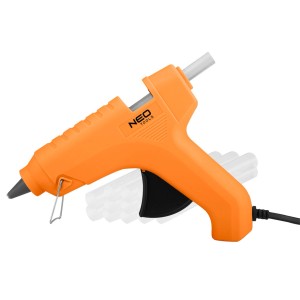 Pomarańczowy pistolet do kleju na gorąco NEO Tools z wkładami klejowymi.