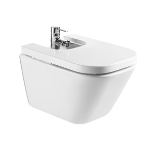 Biały bidet wiszący t.b.t. z baterią.