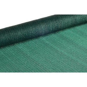 Zielona mata ogrodzeniowa t.b.t. w rolce, idealna jako osłona prywatności do ogrodu.