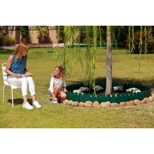 Zielona obrzeże trawnikowe t.b.t. wokół drzewa z matką i dzieckiem w ogrodzie.