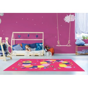 Różowy dywan z motywem gąsienicy w pokoju dziecięcym. Dywan z długim włosiem dla dziewcząt i chłopców.