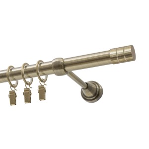 Metalowy karnisz w kolorze mosiądzu z pierścieniami i klipsami.